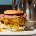 4Eck Burger - “Inside out Burger” vom Rinderfilet mit Cajun Potatoes.
